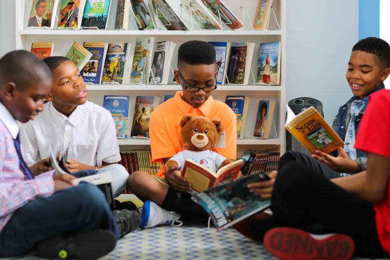 Menino cria clube do livro com foco em autores negros para estimular a leitura em crianças de sua idade.